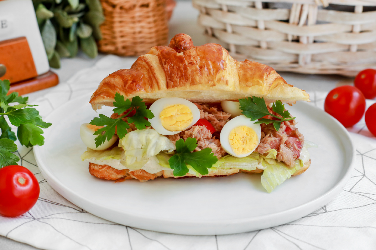 
Круассан с тунцом, свежими овощами и перепелиными яйцами
