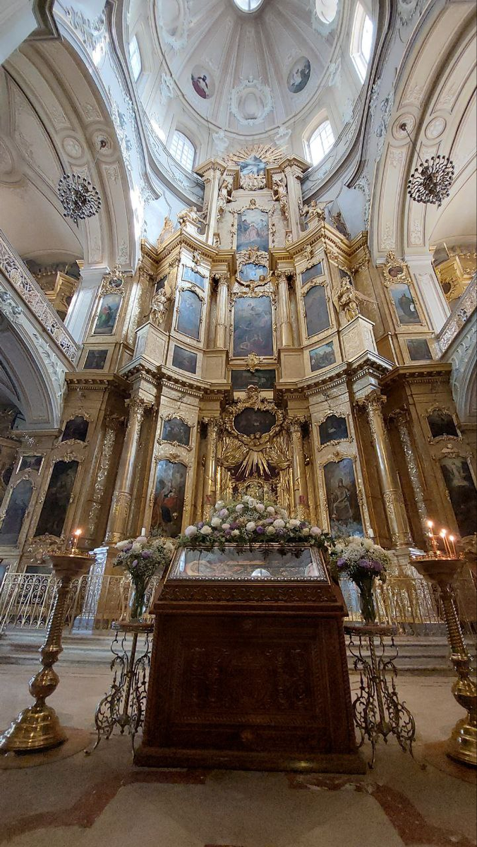 Храм Климента Папы Римского, внутри храма, резной иконостас и роспись сводов, ноябрь 2024, фото автора 