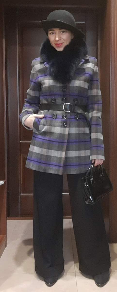 Короткое пальто, брюки, шляпка, воротник -- всё найдено в гуманитарной помощи.