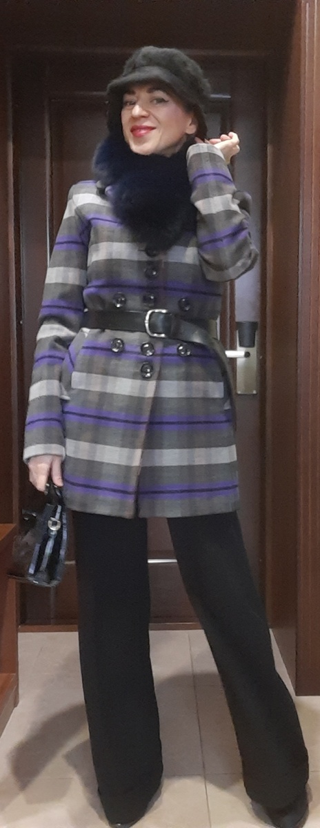 Короткое пальто, брюки, шляпка, воротник -- всё найдено в гуманитарной помощи.