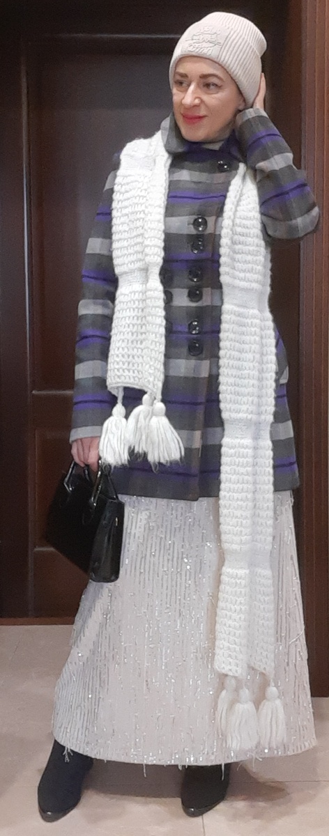 Короткое пальто, шапка, шарф -- всё найдено в гуманитарной помощи.