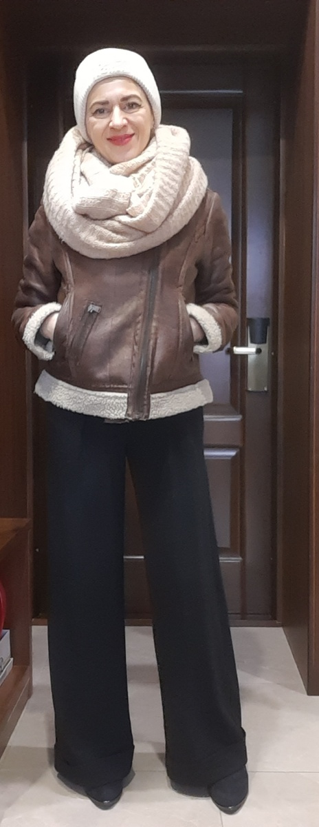 Дублёнка, брюки, шапка, снуд -- всё найдено в гуманитарной помощи.