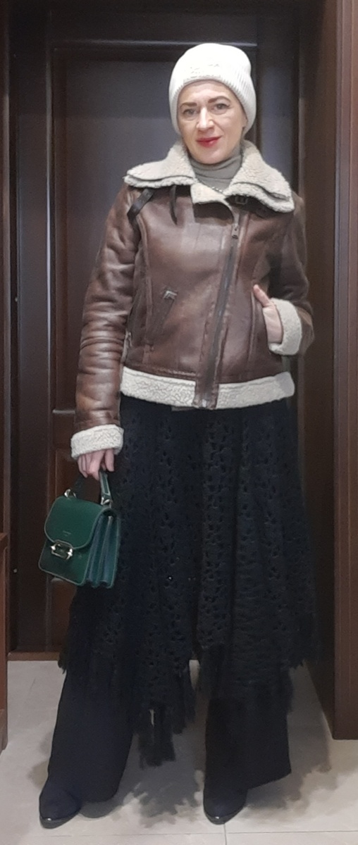 Дублёнка, брюки, шапка, водолазка, пончо (в качестве юбки) -- всё найдено в гуманитарной помощи.