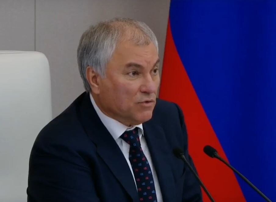 Володин отчитывает Котякова на пленарном заседании Госдумы (кадр видео – источник сайт Госдумы duma.gov.ru)