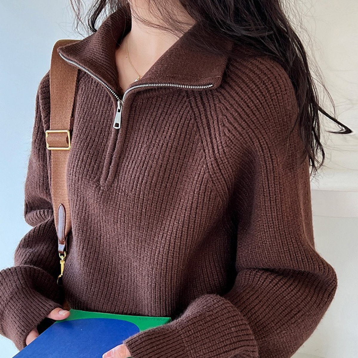 Коричневый джемпер женский на молнии
