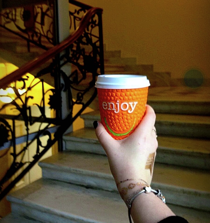 Исчезнуть... Ну хоть за кофе сбегать и не светиться...