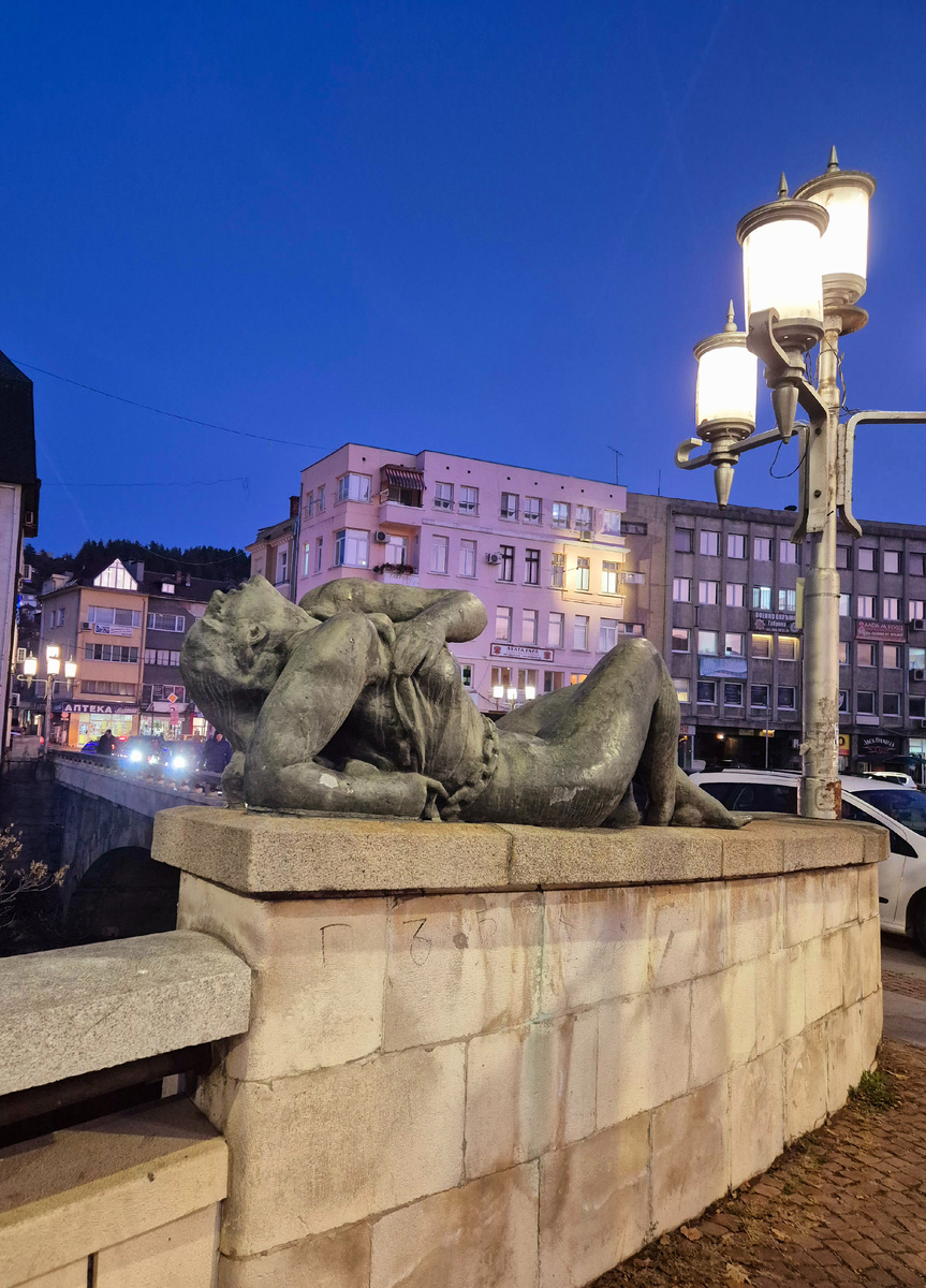 Вот такая красотка отдыхает рядом с мостом через реку по дороге к нашему дому.