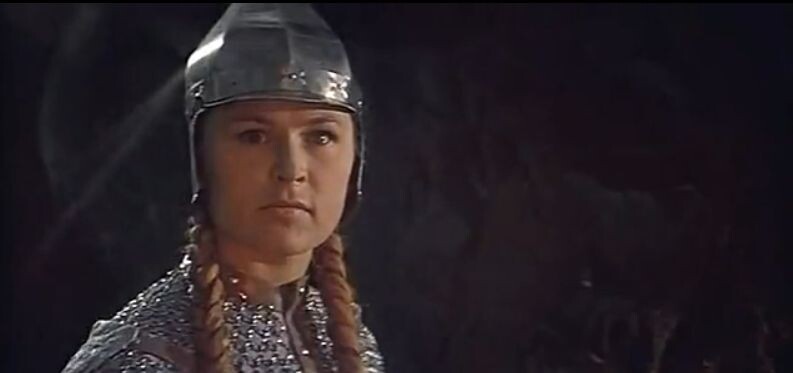 Интересная эволюция героинь Роу: от робкой Настеньки из "Морозко" к сильным Евдокии из "Золотых рогов" и Алёнушке из "Финиста...". Источник: kino-teatr.ru 