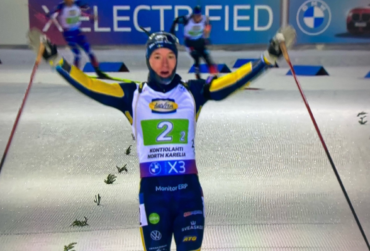 Себастьян Самуэльссон на финише сингл-микста на этапе Кубка мира в Контиолахти
