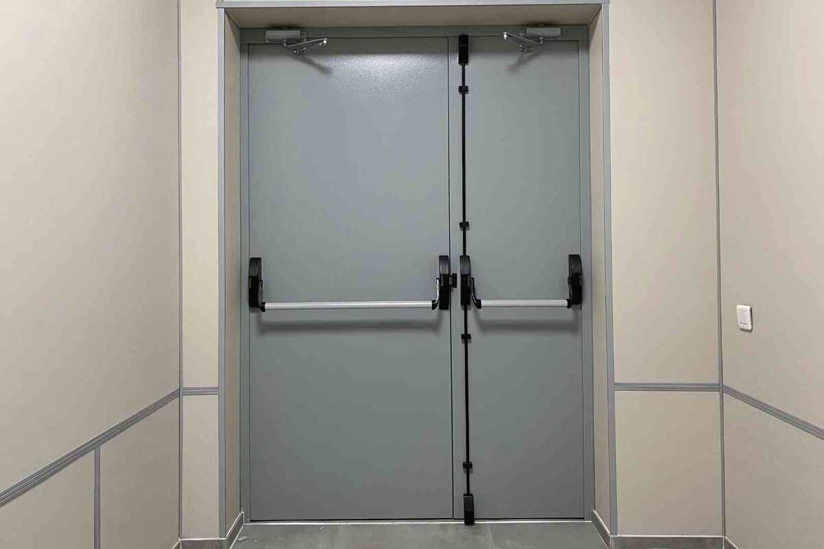 Почему важен уход за противопожарными дверями