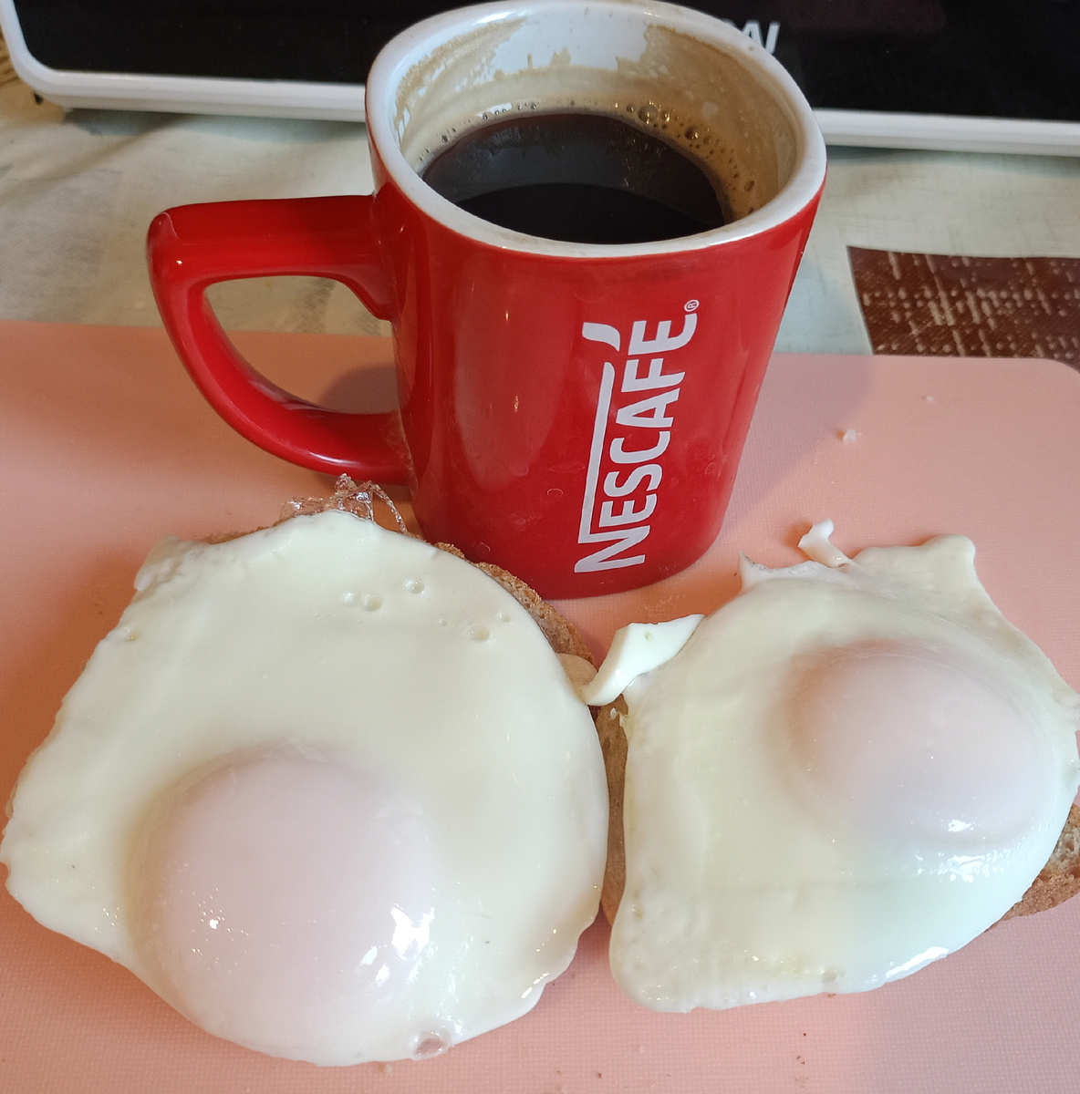 Мой завтрак сегодня бутерброд с яичницей). 