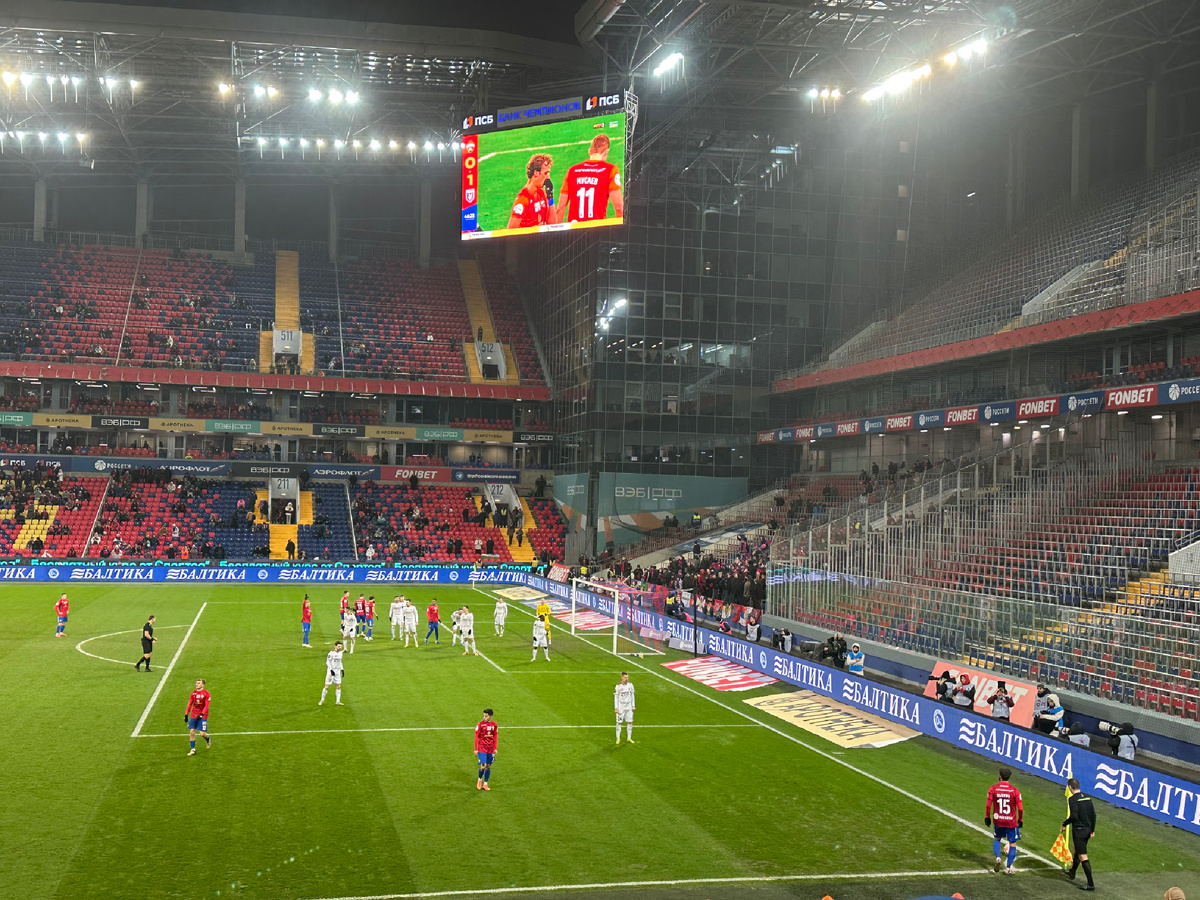 Пьянич готовится выполнить угловой. Фото автора. 