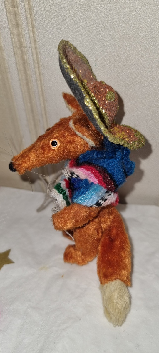 Примерка аутфита, пока еще с магнитом за шкиркой. Потом магнит сняли(прям как в магазине) и лис пошел в отрыв