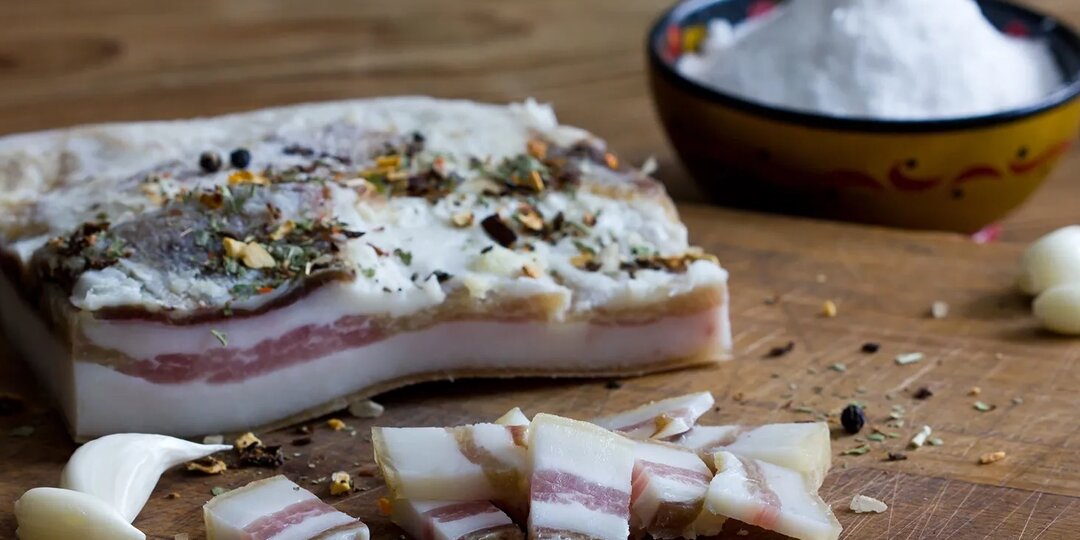 Солил сало по бабушкиному рецепту. Что получилось из трех кусков через две недели