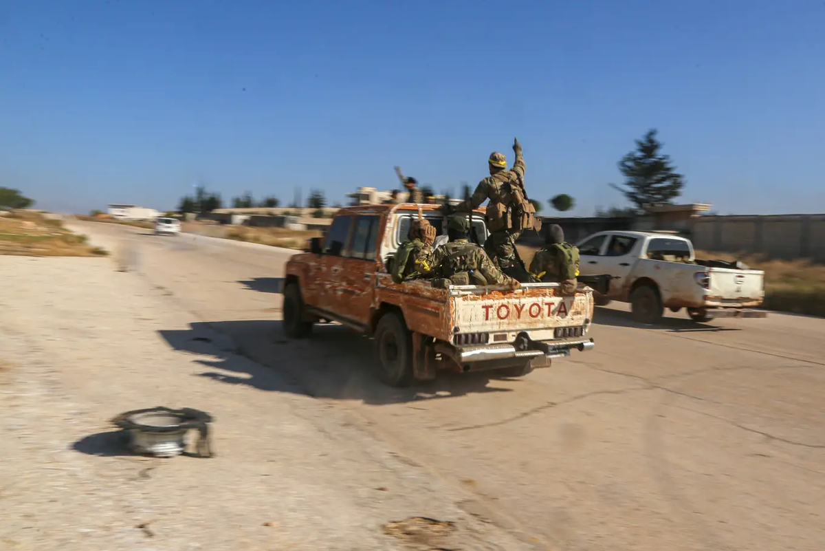 Поражены скоростью продвижения: группа повстанцев продвигается в сторону Алеппо на своем пикапе.