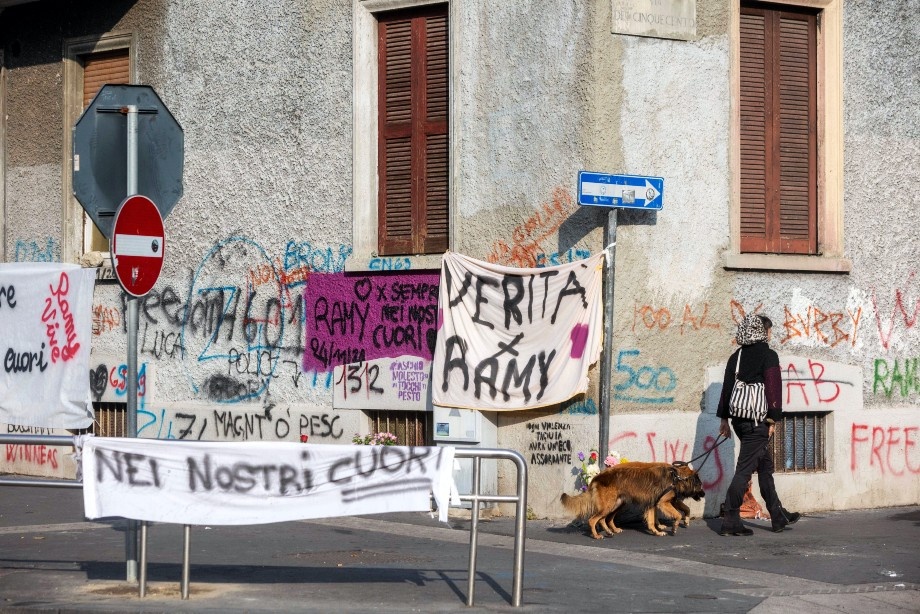 Стихийный мемориал в честь погибшего Рами Элгама в Милане. | Фото: Zuma\TASS