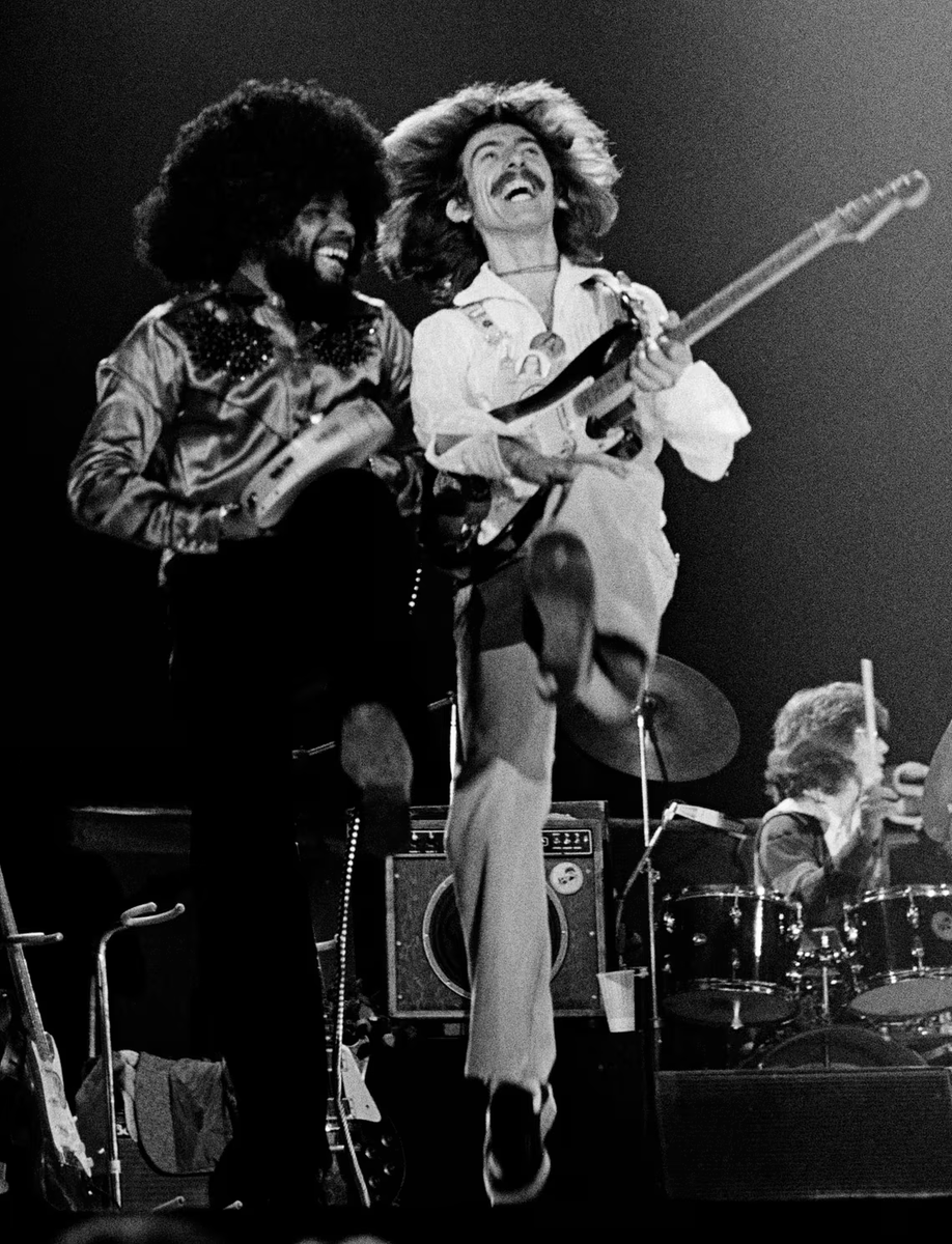 Престон и Харрисон на гастролях в Ландовере, штат Мэриленд, в декабре 1974 года. Фотография: Дэвид Хьюм Кеннерли/Getty Images