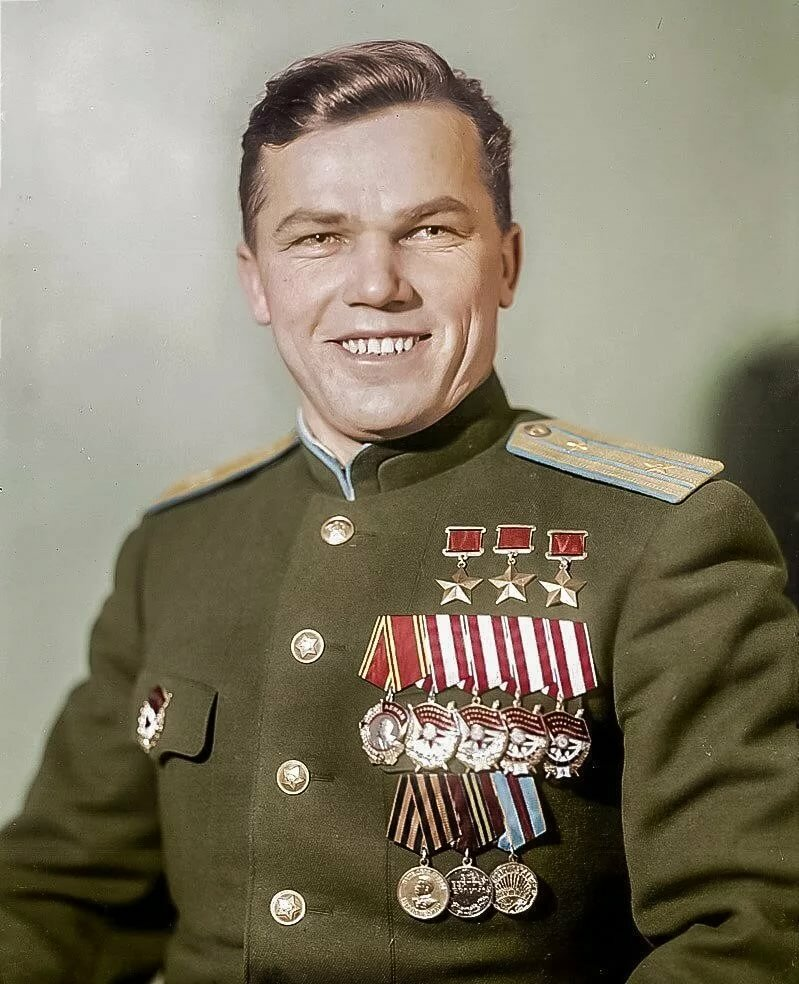 Иван Никитович Кожедуб (1920—1991) — трижды Герой Советского Союза (04.02.1944, №1472; 19.08.1944, №36; 18.08.1945, №3), депутат Верховного Совета СССР (1946—1962), маршал авиации (1985), народный депутат СССР (1989—1991).