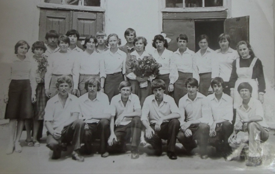 Наш последний звонок. Мы с подружкой стоим слева от учительницы, которую все мы очень любили. Как, впрочем, и других своих учителей. Семь девочек и два мальчика пошли в педагогику, один из них стал директором школы.