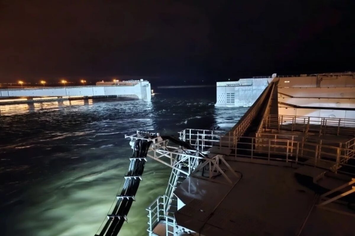    В Петербурге закрыли дамбу из-за угрозы критического подъема воды в Неве