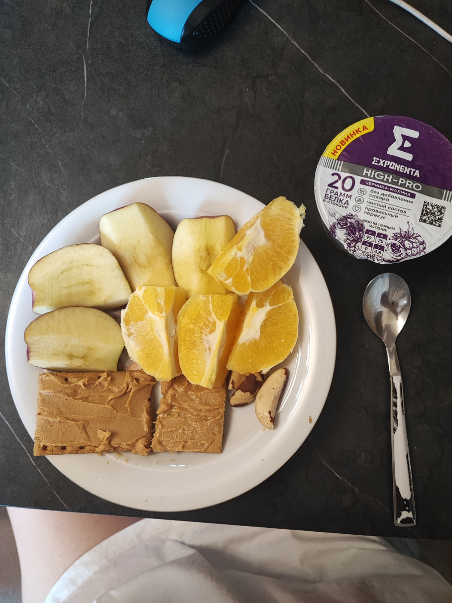 Апельсин 170гр, яблоко 140гр, нутовые печеньки с арахисовой пастой 50гр, бразильский орех 10гр и экспонента с черникой 160гр. Итого: 590кК.