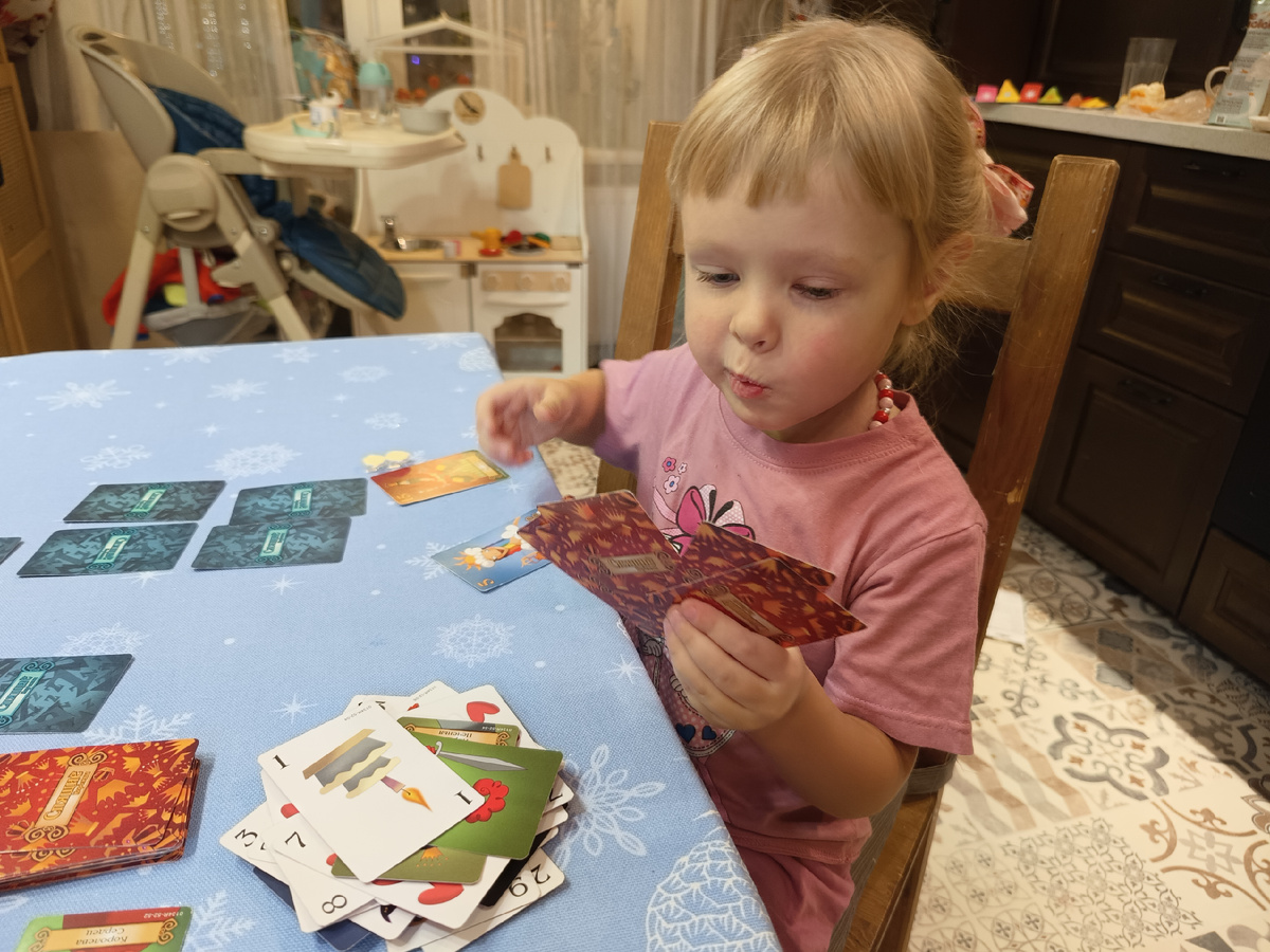 Так забавно играть с маленьким ребенком, все эмоции у нее на лице. Еще любит все время приговаривать "мне везёт".. Хотя я же вижу, какое везение, у тебя ж мелочевка одна)