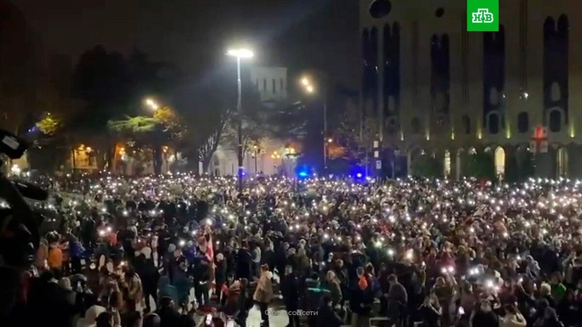    Митингующие забросали камнями здание парламента в Тбилиси