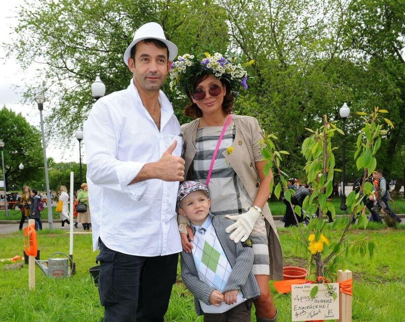    Дмитрий Певцов, Ольга Дроздова и их сын Елисей, 2012. ФОТО: Pravda Komsomolskaya/ Global Look Press