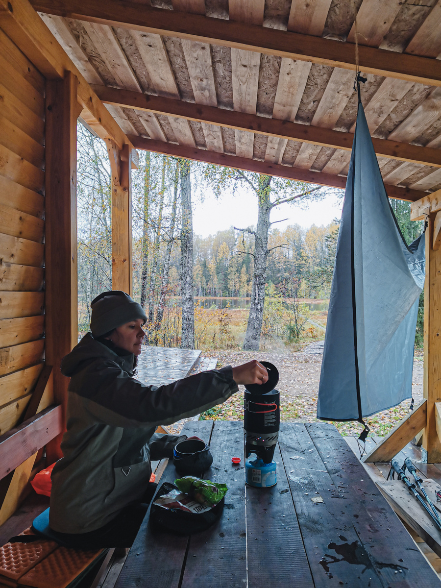 Наконец успокоевшееся существо готовит завтрак на стоянке в Мысловичах