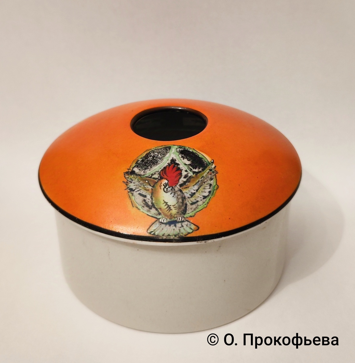 Шкатулка для волос. Великобритания. Около 1920-1940. От других емкостей, которыми обычно был уставлен дамский столик, их отличало небольшое отверстое в крышке. Шкатулки для волос входили в состав туалетных наборов и выполнялись в одном стилевом решение, что и другие предметы. Изготавливали их из серебра, стекла, хрусталя, фарфора, бисквита и тд. 