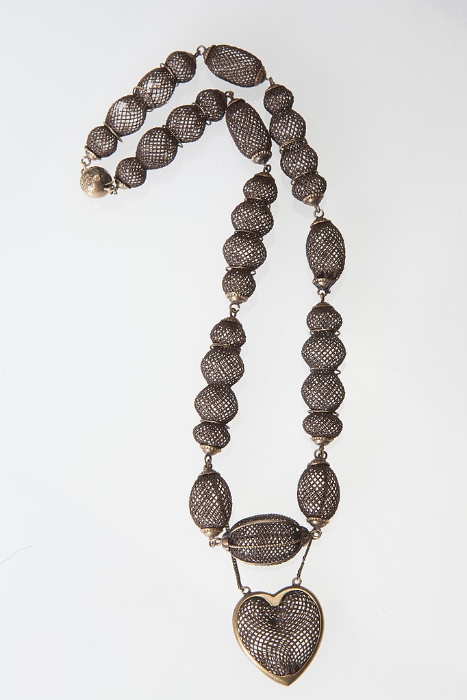 Колье. 1850- 1880. Волос, золото. Музей истории Миссури, Сент-Луис