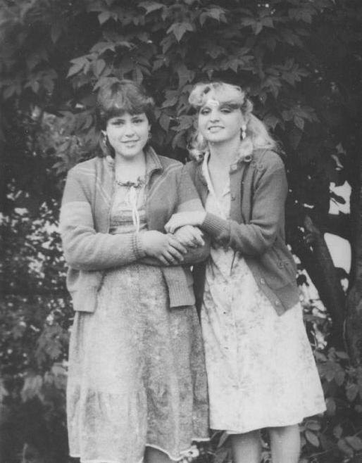 я слева. Примерно за месяц до поисываемых событий....