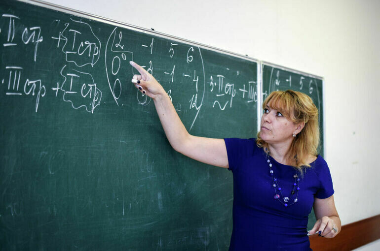 Учитель мужчина у доски. Math foto 2048x1153. Преподаватели фундаментальных дисциплин. Преподаватели фундаментальных дисциплин. Преподаватели фундаментальных дисциплин.