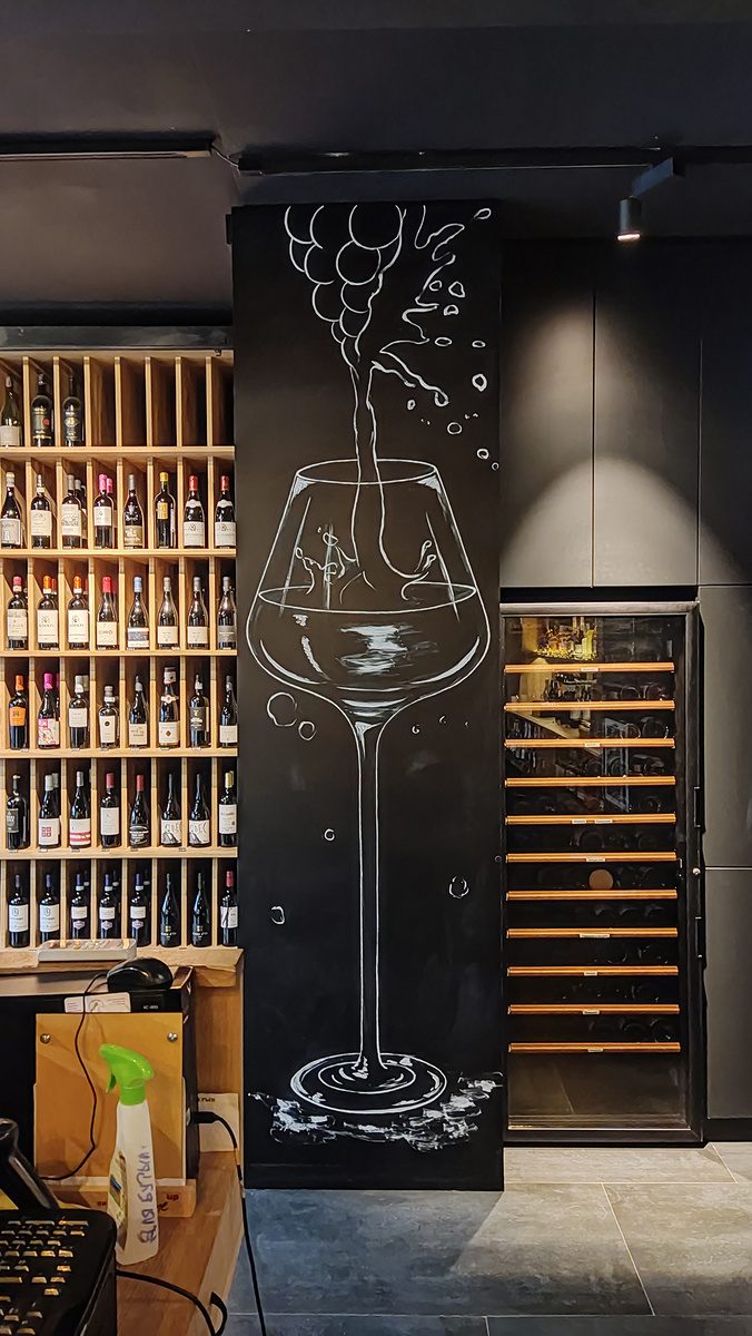 Эскиз бокала на стене