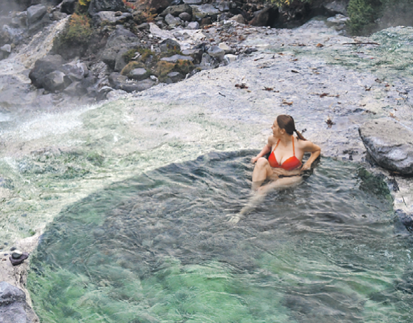 Наслаждение - термальный источник и вид на Курилы. Фото: Юрий СМИТЮК/ТАСС