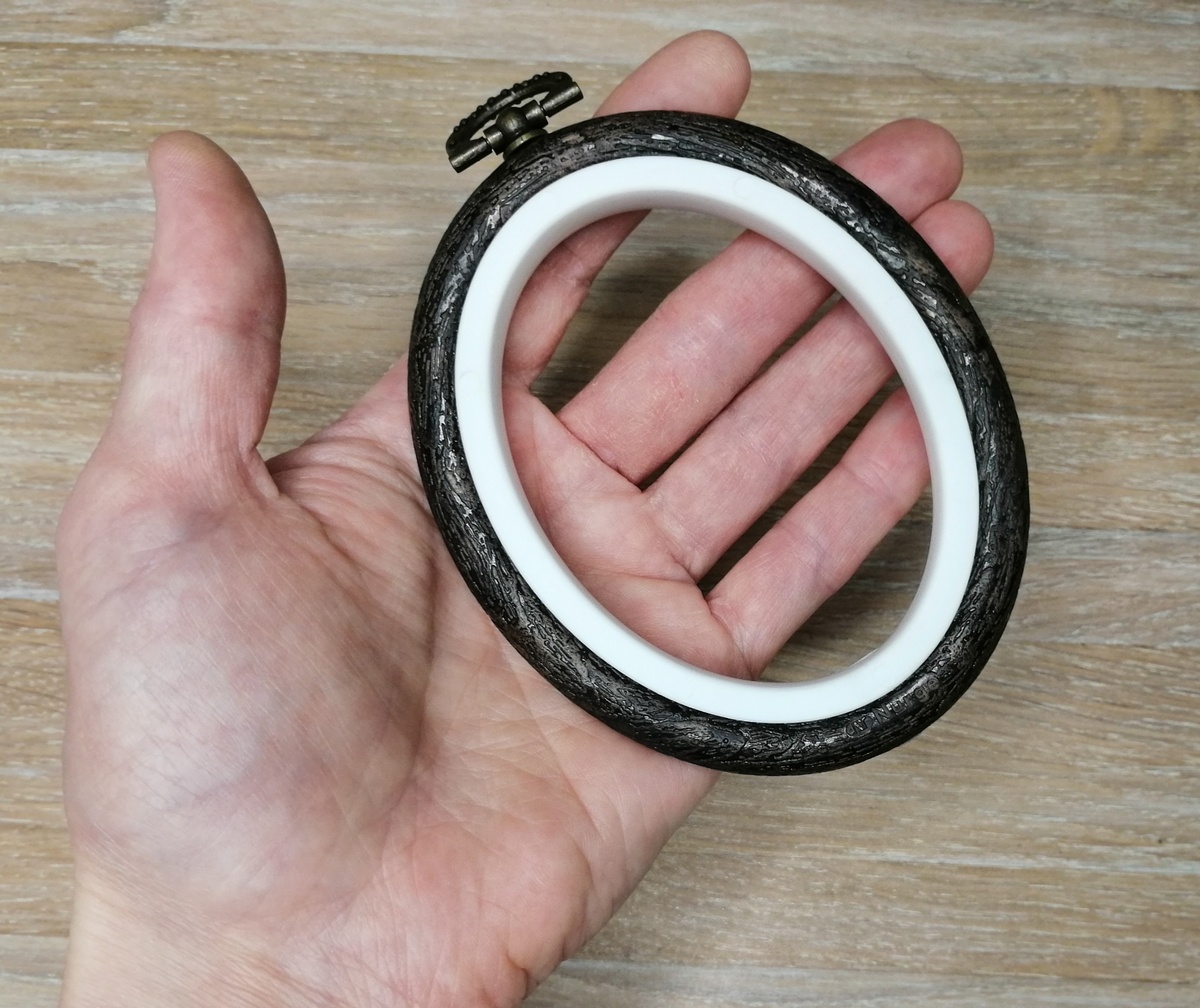 Внутренняя часть сделана из пластика, снаружи – каучук. Имитация дерева, вживую выглядят вполне хорошо, я боялась разочароваться, так как не люблю имитации, но зря переживала. 