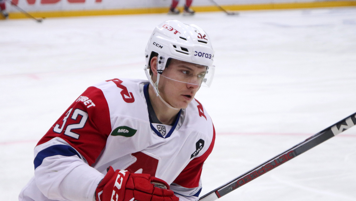 Молодой хоккеист Александр Лихачёв (32) на матче КХЛ