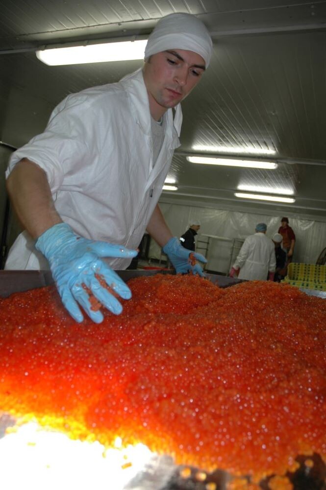 Лососевая икра на разделочном столе.