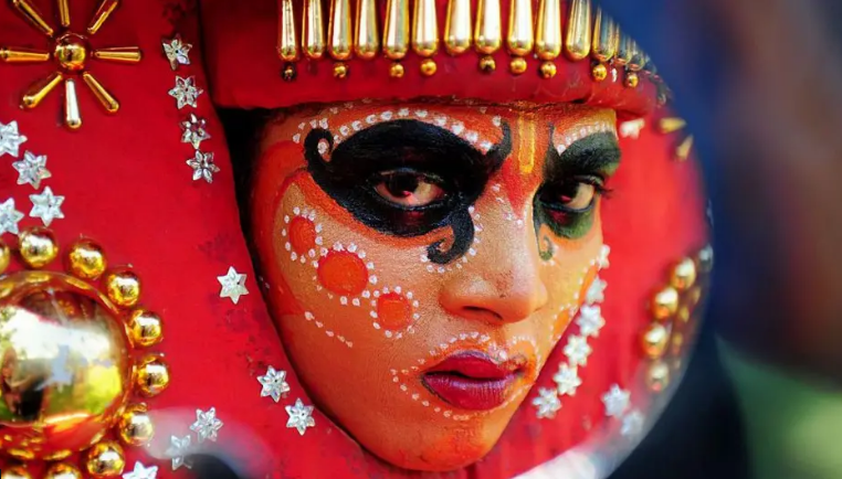 Похож на старые рисунки богов