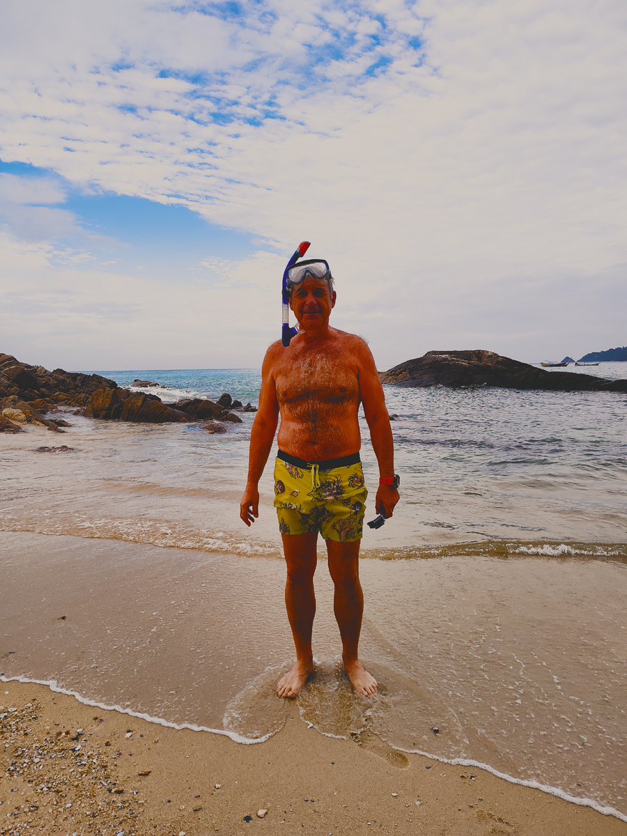 Муж на диком пляже. Фото автора