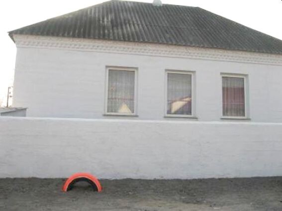 Землебитный дом, покрашенный известью