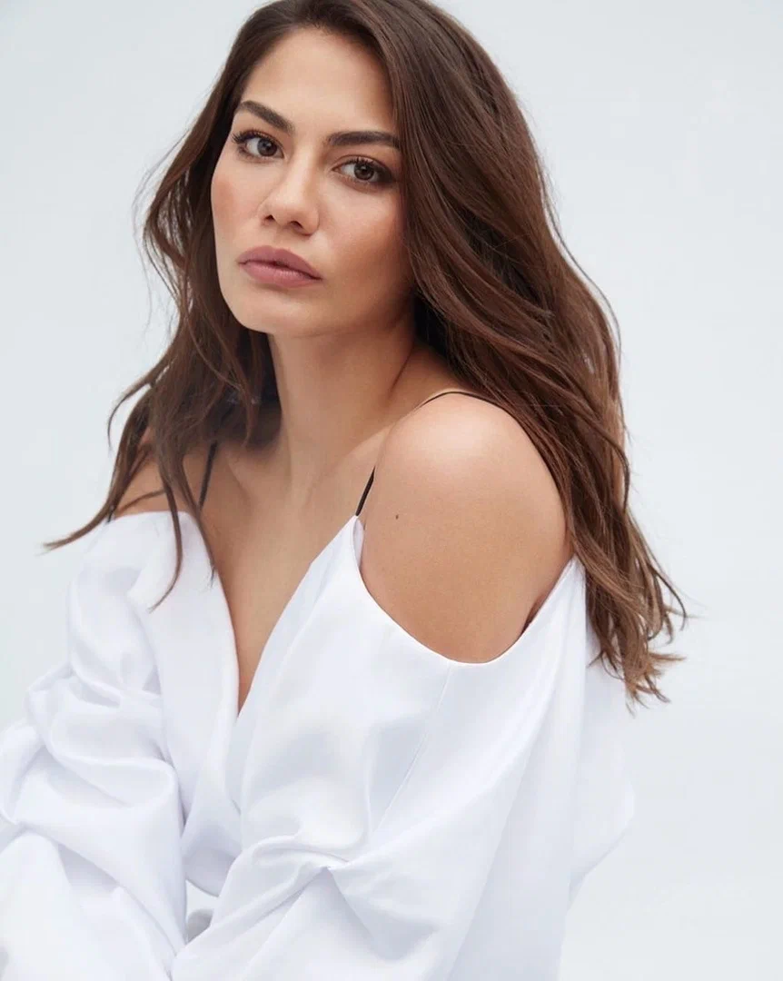 Демет Оздемир на одной из фотосессий