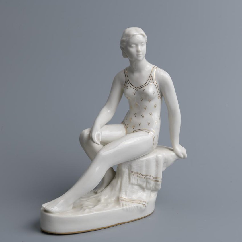 Скульптура "Купальщица". 1950-е. Фарфор, роспись надглазурная, позолота. Размеры: 17,5*14,5 см. Областное государственное бюджетное учреждение культуры "Ульяновский областной художественный музей".  Листайте галерею вправо.