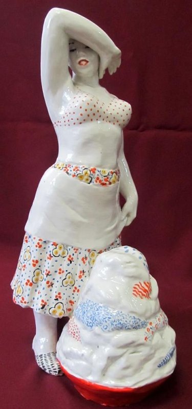 Скульптура "Стирка окончена" (или просто "Стирка"). 1950-е. Фарфор, роспись подглазурная
Размеры: 37,0*16,3*20,5 см. Муниципальное автономное учреждение культуры "Новокузнецкий художественный музей". Листайте галерею вправо.