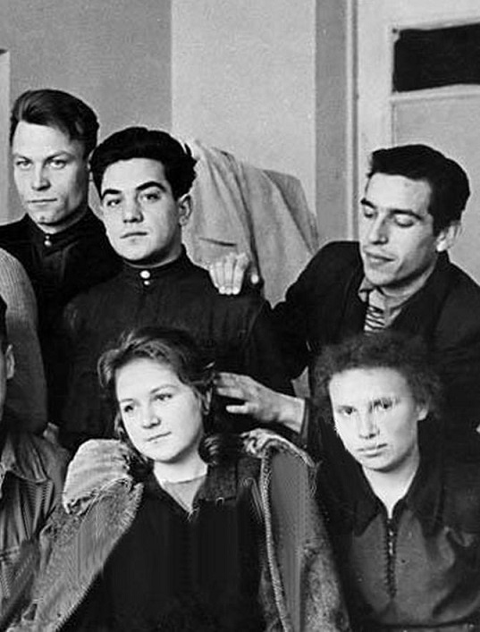 Маргарита Пермяк - слева. Из групповой фотографии в МИПИДИ. Как видно, она пользовалась успехом у представителей противоположного пола. Рядом - С.И. Ванштейн-Машурина.  По окончании МИПИДИ их обеих распределили на завод "Пролетарий". Фото взято с сайта "antik-forum.ru".