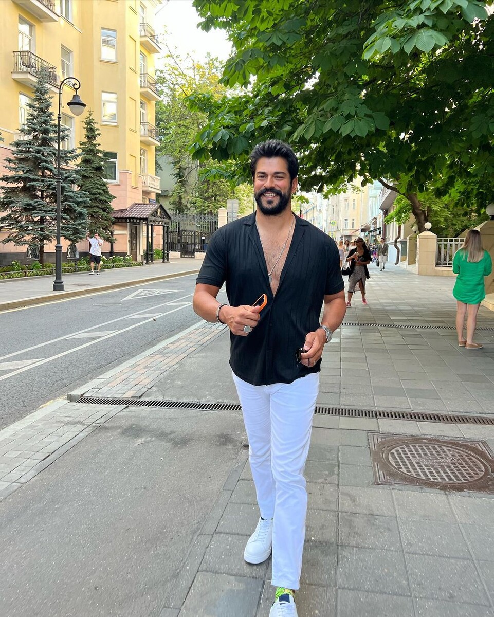 Бурак Озчивит на прогулке в России