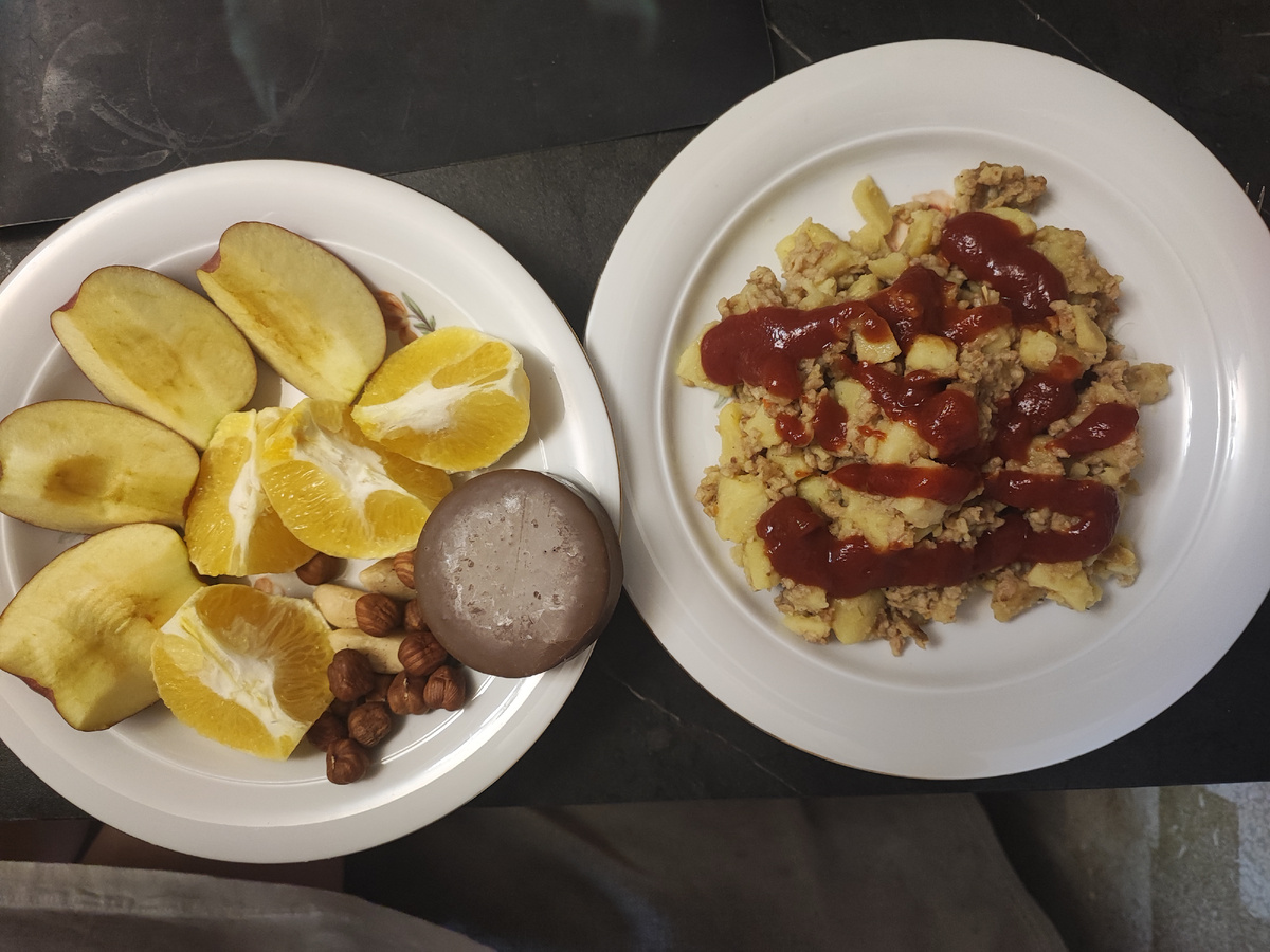 Яблоки 130гр, апельсин 140гр, орехи 30гр, брауни без сахара 50гр, жареная картошка с соевым фаршем 150гр(столько съела). Итого: 616кК.