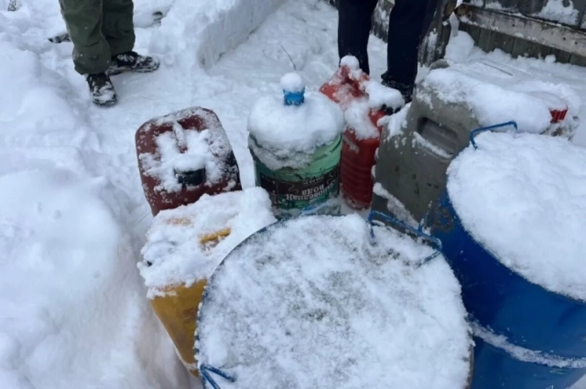    Украденный бензин полицейские нашли во дворе одного из подозреваемых.