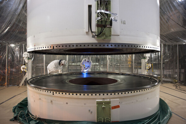    Сборка блоков твердотопливных ускорителей Space Shuttle. Топливо «Минитмен» выглядит примерно так же, но во много раз меньше и отливается одним куском / NASA