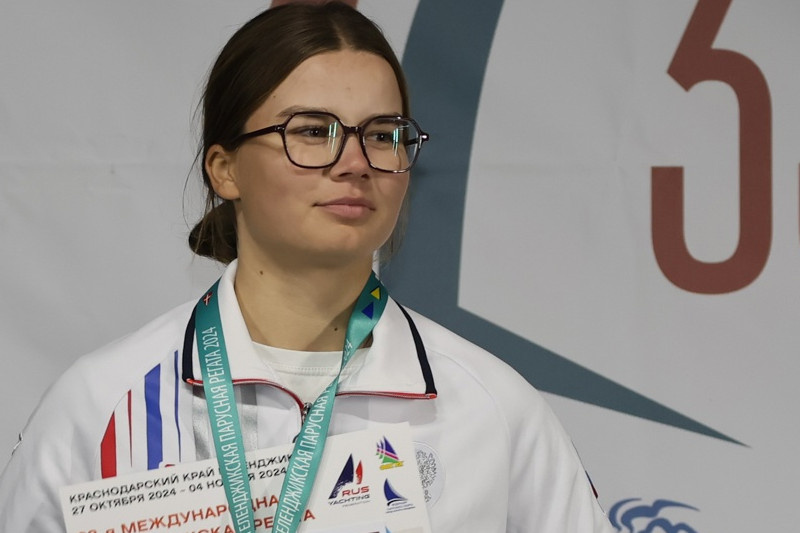    Александра Ломакина на пьедестале почета (фото: Елена Разина)